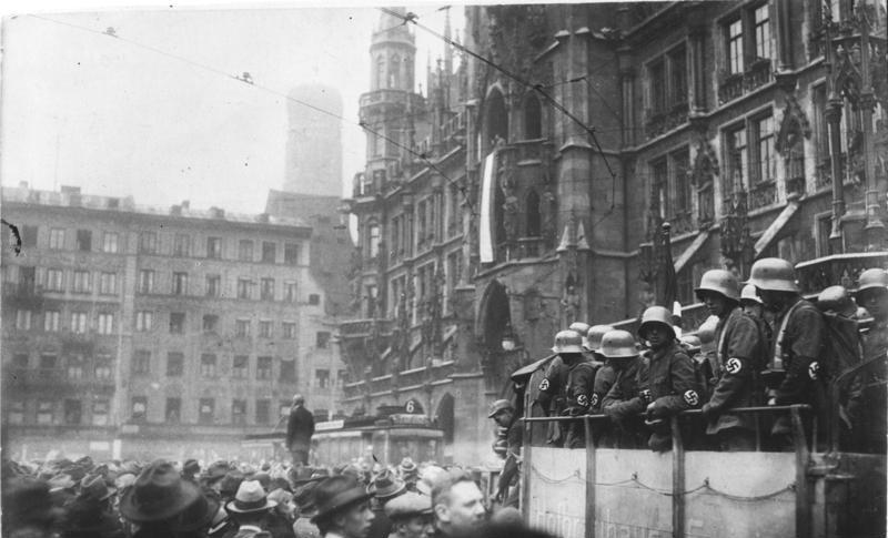 Bundesarchiv_Bild_119-1486,_Hitler-Putsch,_München,_Marienplatz.jpg